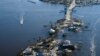 Мостот што води од Форт Мајерс до Пајн Ајленд, Флорида, тешко оштетен како последица на ураганот Ијан во септември минатата година