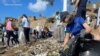 En la foto se aprecia voluntarios recogiendo desechos en las costas de Estados Unidos. Fuente: Ocean Conservancy