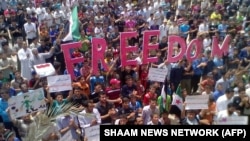 FILE - Aksi unjuk rasa anti-rezim di kota Habit, provinsi Idlib yang bergolak, 11 Mei 2012. (Shaam News Network/AFP). Penyidik ​​​​di Jerman dan Swedia menangkap delapan tersangka kejahatan terhadap kemanusiaan di Suriah, 3 Juli 2024.
