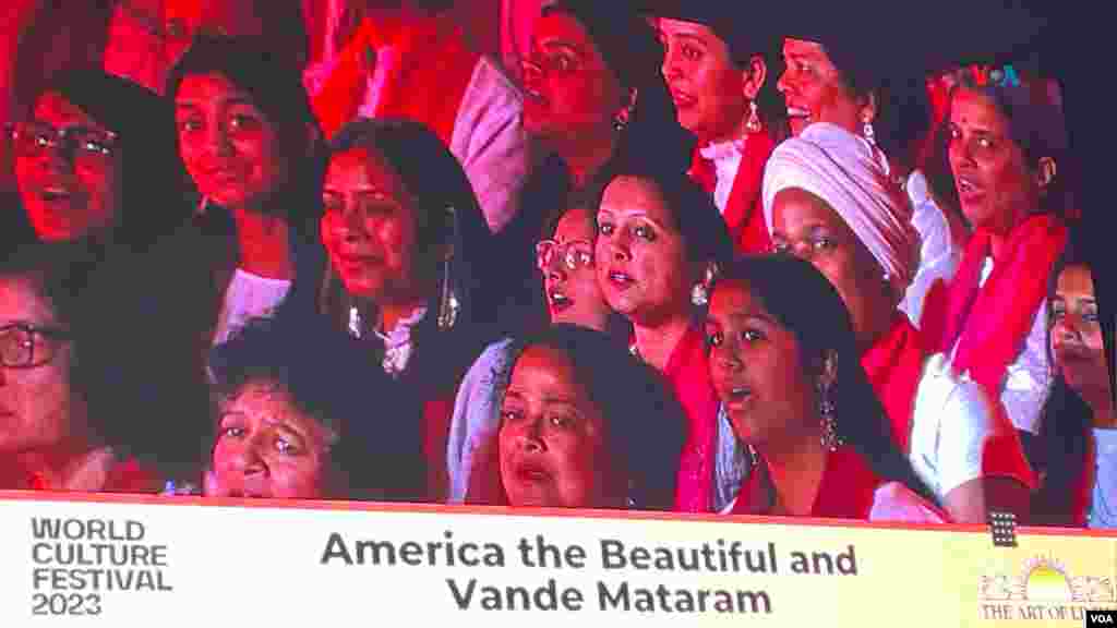 Presentación de un coro multicultural como parte del Festival Mundial de la Cultura.