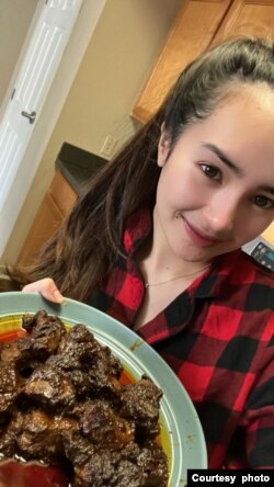 Rendang hasil buatan Beby Tsabina di AS (dok: Beby Tsabina)