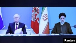 블라디미르 푸틴(화면 왼쪽) 러시아 대통령과 에브라힘 라이시 이란 대통령이 17일 화상 회담을 통해 '라쉬트-아스타라' 국제 철도 노선 자금 조달과 건설 계약 체결을 진행하고 있다.