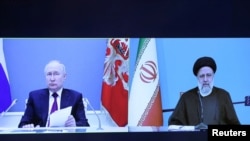 Rais wa Russia Vladmir Putin (L) akiwa na mwenzake wa Iran Ebrahim Raisi