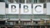 Logo BBC terlihat di luar kantor pusat BBC di London, 19 Juli 2017. (AP/Frank Augstein, File)