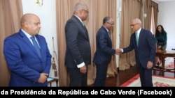 Presidente da República de Cabo Verde, José Maria Neves (dir), cumprimenta o primeiro-ministro, Ulisses Correia e Silva, na posse de dois ministros, 8 agosto 2024