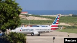 Yon avyon American Airlines fe preparasyon pou dekole nan ayewopò entenasyonal Toussaint Louverture Pòtoprens la apre li reprann vòl li yo sou peyi d Ayiti, 30 Me, 2024. 