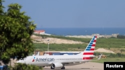 Yon avyon American Airlines fe preparasyon pou dekole nan ayewopò entenasyonal Toussaint Louverture Pòtoprens la apre li reprann vòl li yo sou peyi d Ayiti, 30 Me, 2024. 