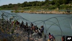 Texas y la Administración Biden vuelven a enfrentarse en una corte por los
alambres de púas instalados en la frontera.
