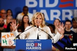 La primera dama de Estados Unidos, Jill Biden, habla con partidarios de su esposo, el presidente Joe Biden, durante un evento de campaña en el American Legion Seminole Post 111 en Tampa, Florida, el 8 de julio de 2024.