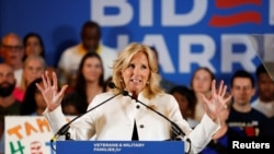 La primera dama de Estados Unidos, Jill Biden, habla con los partidarios de su esposo, el presidente Joe Biden, durante un evento de campaña en el Puesto 111 de la Legión Americana Seminole en Tampa, Florida, el 8 de julio de 2024.