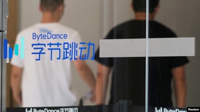 资料照片：字节跳动北京办公室门上的标志，这家总部位于中国的公司是短视频应用程序TikTok的母公司。