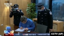 中国官媒CCTV播放警察对咨询企业凯胜融英进行突袭搜查的录像。（2023年5月9日）