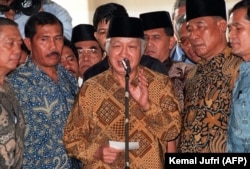 Presiden Soeharto saat meninggalkan Kejaksaan Tinggi di Jakarta, 9 Desember. Ia diperiksa terkait tuduhan korupsi selama 32 tahun berkuasa. (Foto: AFP/KEMAL JUFRI)