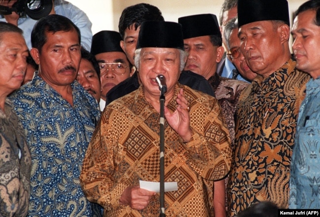 Presiden Soeharto saat meninggalkan Kejaksaan Tinggi di Jakarta, 9 Desember. Ia diperiksa terkait tuduhan korupsi selama 32 tahun berkuasa. (Foto: AFP/KEMAL JUFRI)