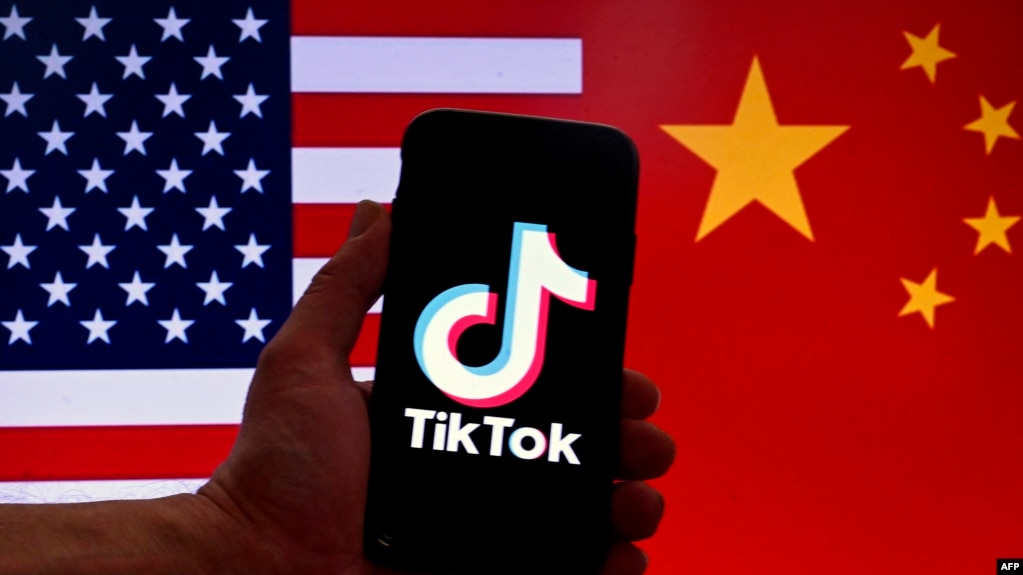 美中国旗与手机上的 TikTok 标识(photo:VOA)