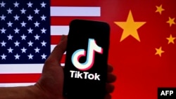 美中國旗與手機上的 TikTok 標誌。 (法新社照片)