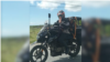 Dotto viaja en motocicleta con su mascota, un perro mestizo llamado Tobby que adoptó en enero de 2020.