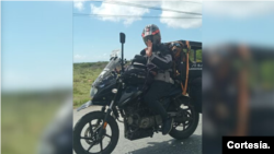 Dotto viaja en motocicleta con su mascota, un perro mestizo llamado Tobby que adoptó en enero de 2020.