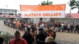 资料照：所罗门群岛民众在投票站外排队投票。（2024年4月17日）