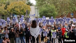 Anggota serikat pekerja akademik menggelar aksi protes yang menjadi bagian dari aksi mogok kerja yang mereka lakukan di University of California Los Angeles (UCLA) di Los Angeles, California, pada 28 Mei 2024. (Foto: Reuters/Mike Blake)