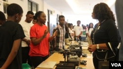 A student at Malawi University of Science and Technology explains artificial intelligence products to education minister Madalitso Kambauwa Wirima. (Lameck Masina/VOA)