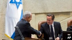 資料照：以色列總理內塔尼亞胡在耶路撒冷的國會演講後與造訪的時任英國首相卡梅倫握手。（2014年3月12日）