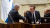 资料照：以色列总理内塔尼亚胡在耶路撒冷的国会演讲后与到访的时任英国首相卡梅伦握手。（2014年3月12日）