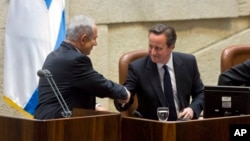 资料照：以色列总理内塔尼亚胡在耶路撒冷的国会演讲后与到访的时任英国首相卡梅伦握手。（2014年3月12日）