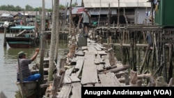 Aktivitas warga di Kampung Nelayan Seberang, Kecamatan Medan Belawan, Kota Medan, Sumatra Utara. (Anugrah Andriansyah)