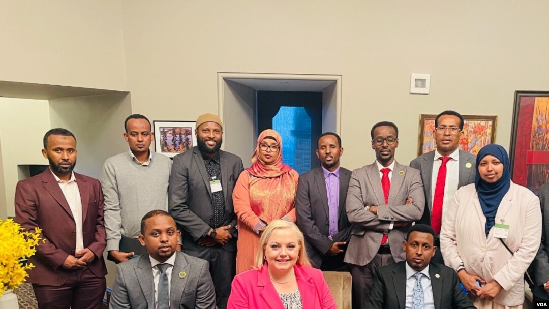 Qaar ka mid ah xubnaha wafdiga Wasiiru-dowlaha Wasaaradda Tamarta iyo Kheyraadka Biyaha Somalia ee tagay Canada iyo saraakiil ka tirsan dowladda Canada.
