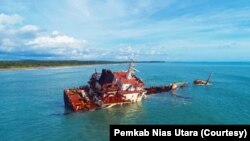 Kapal bermuatan bitumen dilaporkan karam di perairan Desa Humene Siheneasi, Kecamatan Tugala Oyo, Kabupaten Nias Utara, Sumatra Utara. (Courtesy: Pemkab Nias Utara)