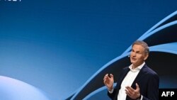Oliver Blume, CEO produsen mobil Jerman Volkswagen (VW), dalam konferensi pers tahunan di Berlin, 13 Maret 2024. (Tobias SCHWARZ / AFP)