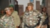 Le général Abdourahmane Tiani arrive pour rencontrer des ministres à Niamey, Niger, le 28 juillet 2023.
