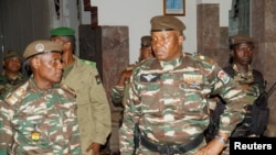 Le général Abdourahmane Tiani arrive pour rencontrer des ministres à Niamey, Niger, le 28 juillet 2023.