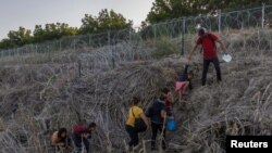  ABD’nin Meksika sınırında bir kasaba olağanüstü hal ilan ederken, bazı vali ve belediye başkanları artan göçmen sayısının maddi yüküne dikkat çekiyor. 