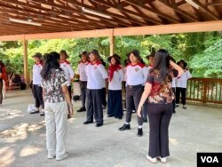 Dua Purna Paskibra Joaena Wattimena dan Priscilla Wondal dengan sabar melatih anggota tim Paskibra Washington DC sejak pertengahan Juli lalu.