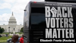 Sebuah bus Tur Freedom Ride for Voting Rights 2021 terlihat, dengan gedung Capitol AS di latar belakang, di National Mall, Washington, DC, AS, 26 Juni 2021. (Foto: REUTERS/Elizabeth Frantz)