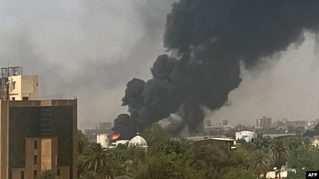 El humo se eleva sobre los edificios residenciales en Jartum, el 16 de abril de 2023, mientras los combates en Sudán se intensifican por segundo día en batallas entre generales rivales.