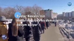 Ruslar Navalni’nin mezarına çiçek bırakmaya devam ediyor