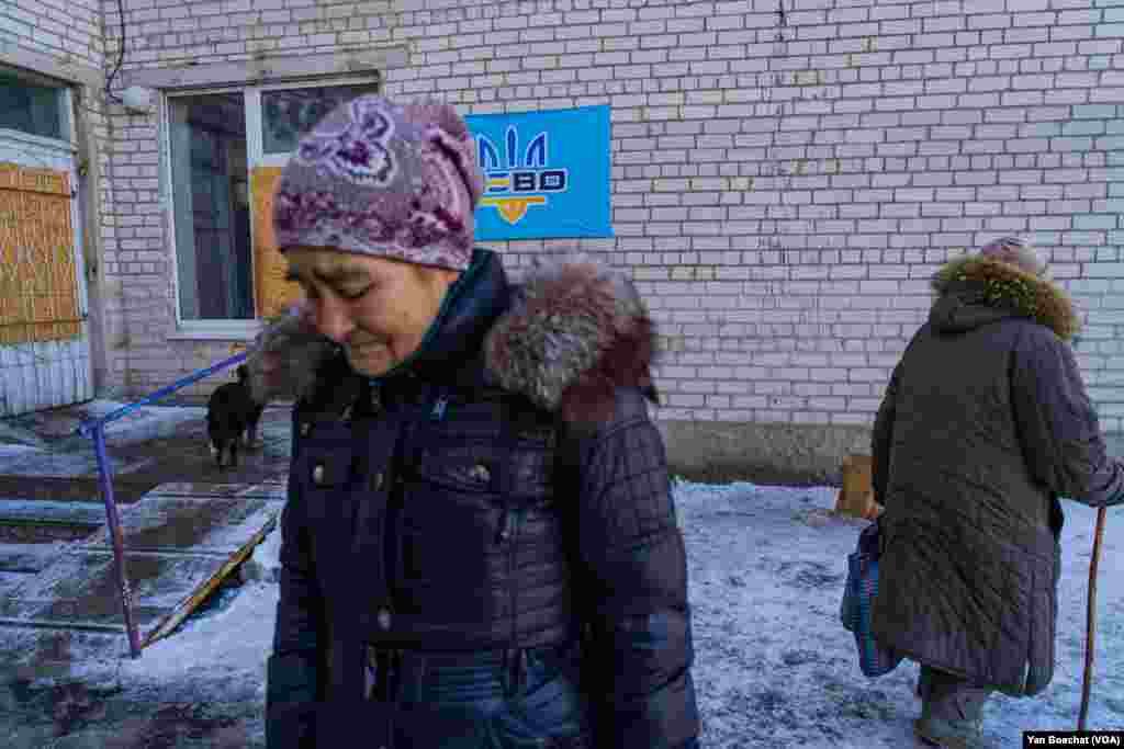 A woman by the name of Nina cries while looking for a group of volunteers that could evacuate her from Kupiansk, Feb. 17, 2023.