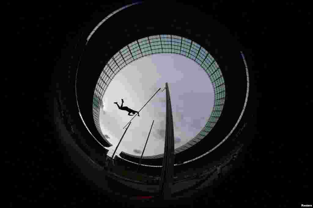 К.Ц. Лајтфут од САД се натпреварува во скок со стап за мажи за време на атлетиката на Златната лига на Олимпискиот стадион во Берлин, Германија.