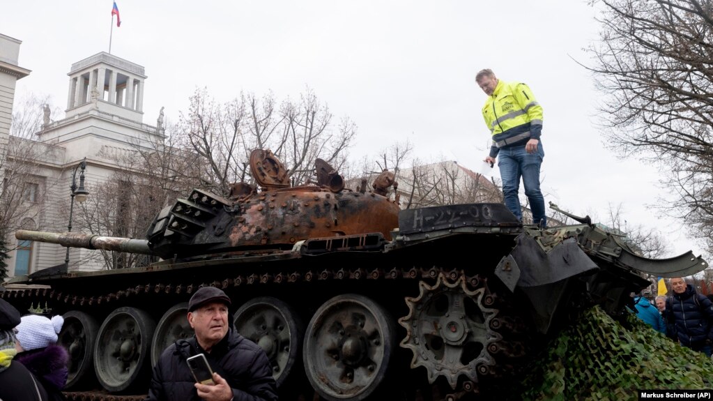 2023年2月24日，一辆在接近基辅时被摧毁的俄罗斯T-72坦克残骸被放置在柏林的俄罗斯大使馆前，以纪念俄罗斯全面入侵乌克兰一周年。（美联社照片）(photo:VOA)