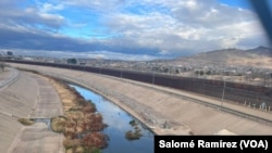 La vista desde el Puente Internacional Córdova Las Américas muestra el muro que separa a El Paso, Texas, de Ciudad Juárez, en México, el 24 de enero de 2024.