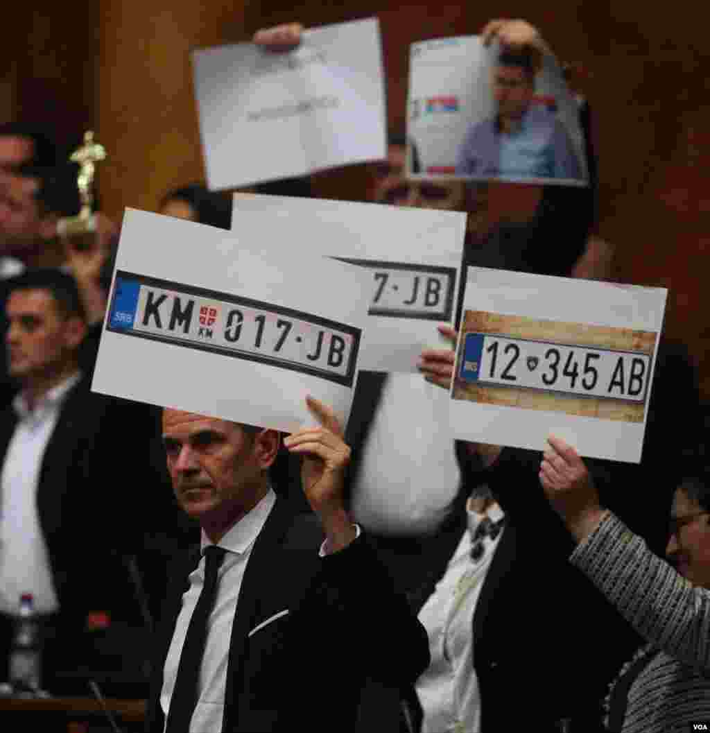 Protest poslanika opozicije na konstitutivnoj sednici Skupštine Srbije (izvor: Fonet)