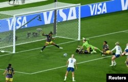 Copa Mundial Femenina de la FIFA Australia y Nueva Zelanda 2023 - Cuartos de final - Inglaterra contra Colombia - Estadio Australia, Sidney, Australia - 12 de agosto de 2023 Jorelyn Carabali y Catalina Pérez de Colombia en acción con Alessia Russo REUTERS