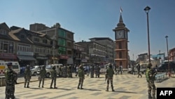 Pasukan paramiliter India berjaga di Srinagar pada 3 Oktober 2023. Mahkamah Agung India pada Senin (11/12) menegakkan langkah pemerintah PM Narendra Modi untuk mencabut otonomi terbatas Kashmir. (Foto: AFP)