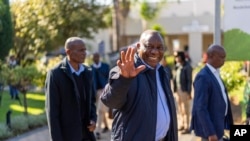 South African président Cyril Ramaphosa waves as he arrives to meet with senior officials of his African National Congress party during the ANC's National Executive Committee Thursday, June 6, 2024 in Johannesburg, South Africa. 