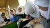 Para sedang siswi Iran belajar di kelas mereka (foto: ilustrasi). 