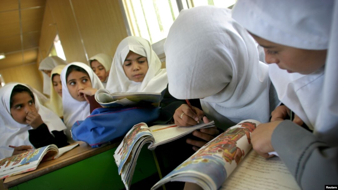 Para sedang siswi Iran belajar di kelas mereka (foto: ilustrasi). 