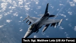 Архівне фото: Два винищувачі ВПС США F-16 в Афганістані в 2020 році. Подібні літаки піднялись у небо у відповідь на мовчання пілота, який пролітав над столицею США 4 червня 2023 року. Приватний літак розбився в американському штаті Вірджинія